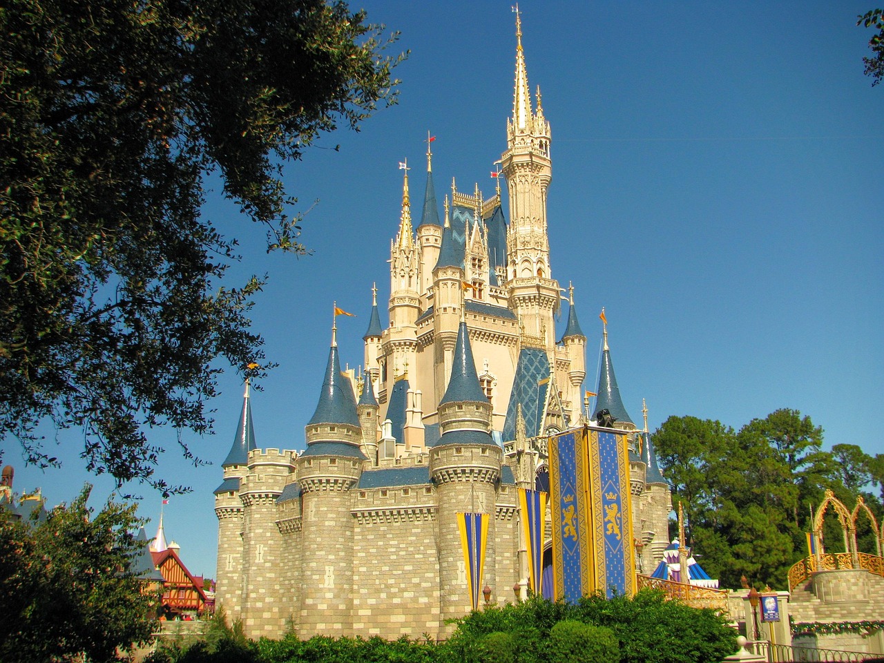 Disney anuncia expansão inspirada em Monstros S.A. com nova montanha-russa e áreas exclusivas